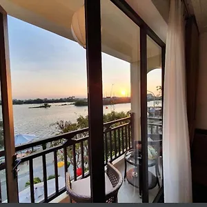 Roxana River , Hội An Vietnam